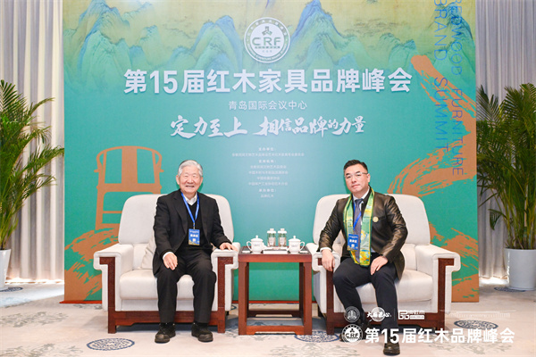 國壽紅木董事長陳淦凡（右）與第十二屆全國政協(xié)委員、國務(wù)院發(fā)展研究中心原副主任侯云春合影
