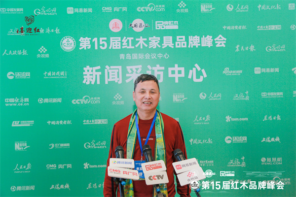 獲紅木家具風(fēng)云企業(yè)家，喜迎紅紅木陸飛躍接受央視主持人采訪（視頻）
