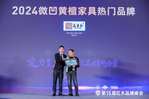 董事長蔣國洪臺上接受央視節(jié)目人主持人肖貴寧的采訪 董事長蔣國洪臺上接受央視節(jié)目人主持人肖貴寧的采訪