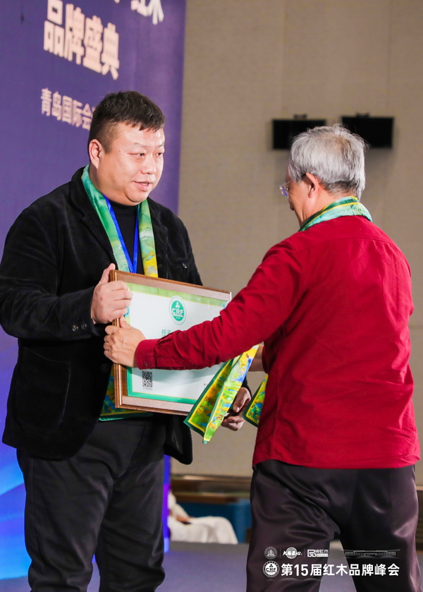 華南農(nóng)業(yè)大學(xué)教授李凱夫(右)為富雅家居董事長(zhǎng)楊少輝頒獎(jiǎng) 華南農(nóng)業(yè)大學(xué)教授李凱夫(右)為富雅家居董事長(zhǎng)楊少輝頒獎(jiǎng)