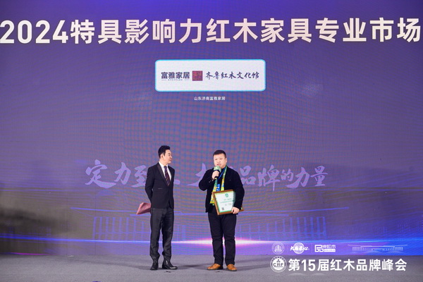 富雅家居董事長(zhǎng)楊少輝(右)接受央視主持人肖貴寧(左)采訪 富雅家居董事長(zhǎng)楊少輝(右)接受央視主持人肖貴寧(左)采訪