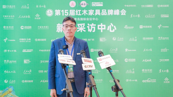 巴吉五軸總經理何戰(zhàn)在峰會現(xiàn)場接受媒體采訪 巴吉五軸總經理何戰(zhàn)在峰會現(xiàn)場接受媒體采訪