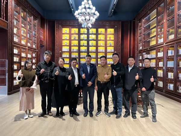 中國工藝美術(shù)學(xué)會理事長才大穎(中間),廣東國方家居董事長陳新平(右四),廣東省工藝美術(shù)大師熊重生(左二),珠海工藝美術(shù)學(xué)會會長何愛群(左四),珠海工藝美術(shù)學(xué)會常務(wù)副會長蔡榮新(右三),中山市工藝美術(shù)協(xié)會副秘書長付曉明(右二),中山市工藝美術(shù)大師周雪蓉(左三),中山市民間藝術(shù)家協(xié)會副秘書長周曉婷(左一),國方家居雕刻總監(jiān)、中山市工藝美術(shù)大師章小華(右一) 中國工藝美術(shù)學(xué)會理事長才大穎(中間),廣東國方家居董事長陳新平(右四),廣東省工藝美術(shù)大師熊重生(左二),珠海工藝美術(shù)學(xué)會會長何愛群(左四),珠海工藝美術(shù)學(xué)會常務(wù)副會長蔡榮新(右三),中山市工藝美術(shù)協(xié)會副秘書長付曉明(右二),中山市工藝美術(shù)大師周雪蓉(左三),中山市民間藝術(shù)家協(xié)會副秘書長周曉婷(左一),國方家居雕刻總監(jiān)、中山市工藝美術(shù)大師章小華(右一)