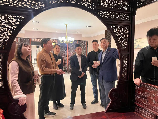 高級工藝美術(shù)師、國方家居創(chuàng)始人陳新平向領(lǐng)導(dǎo)和工美大師們介紹國方家居中式整裝體驗區(qū) 高級工藝美術(shù)師、國方家居創(chuàng)始人陳新平向領(lǐng)導(dǎo)和工美大師們介紹國方家居中式整裝體驗區(qū)