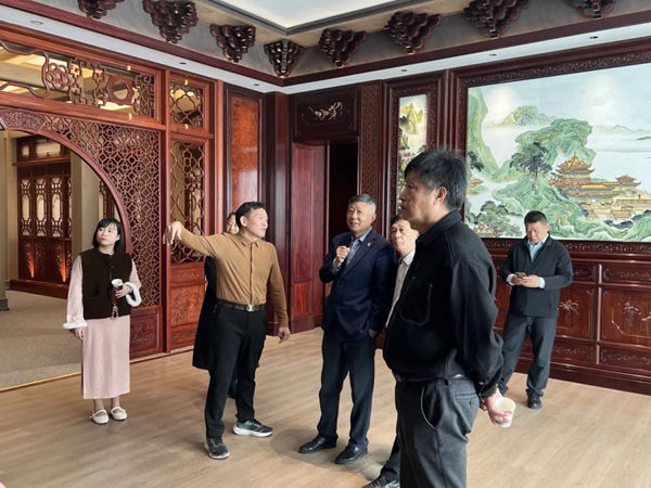 高級工藝美術(shù)師、國方家居創(chuàng)始人陳新平向領(lǐng)導(dǎo)和工美大師們介紹國方家居中式整裝體驗區(qū) 高級工藝美術(shù)師、國方家居創(chuàng)始人陳新平向領(lǐng)導(dǎo)和工美大師們介紹國方家居中式整裝體驗區(qū)