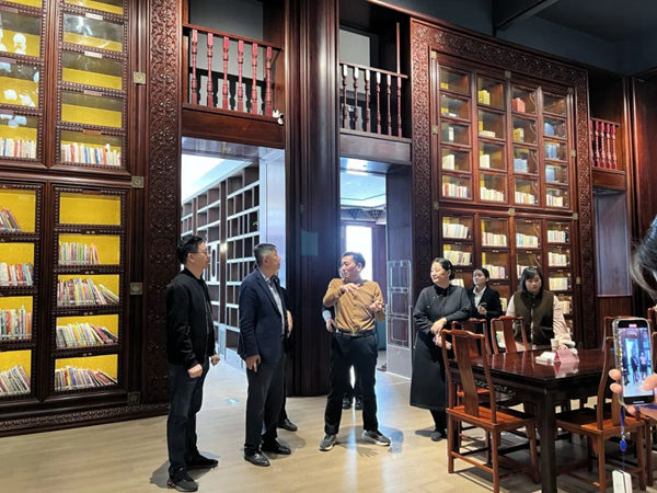 中國工藝美術(shù)學(xué)會理事長才大穎與工美大師們對工藝美術(shù)行業(yè)發(fā)展和紅木家居產(chǎn)業(yè)發(fā)展展開深入研討 中國工藝美術(shù)學(xué)會理事長才大穎與工美大師們對工藝美術(shù)行業(yè)發(fā)展和紅木家居產(chǎn)業(yè)發(fā)展展開深入研討