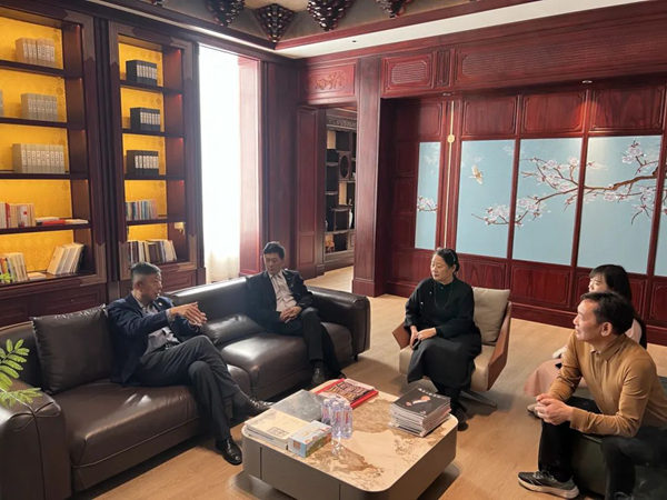 中國工藝美術(shù)學(xué)會理事長才大穎與工美大師們對工藝美術(shù)行業(yè)發(fā)展和紅木家居產(chǎn)業(yè)發(fā)展展開深入研討 中國工藝美術(shù)學(xué)會理事長才大穎與工美大師們對工藝美術(shù)行業(yè)發(fā)展和紅木家居產(chǎn)業(yè)發(fā)展展開深入研討