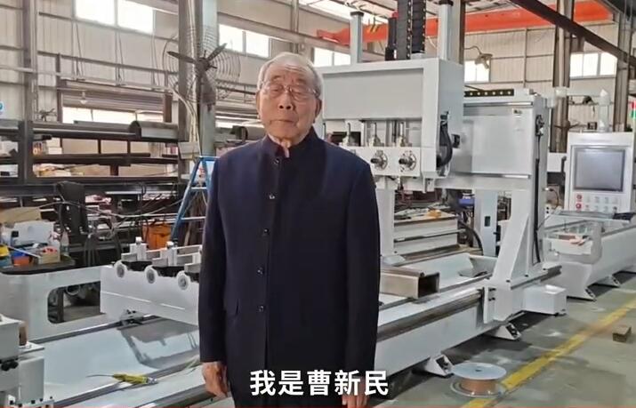 中國紅木家具技術專家曹新民向全國家具人拜年