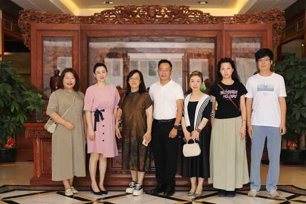 中山市文化館館長(zhǎng)方文(左3)、中山市文化館公共文化服務(wù)部主任王軒(左4) 中山市文化館館長(zhǎng)方文(左3)、中山市文化館公共文化服務(wù)部主任王軒(左4)