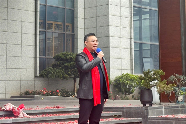 國(guó)壽紅木董事長(zhǎng)陳淦凡先生向全體員工致以新年的勉勵(lì)和祝福 國(guó)壽紅木董事長(zhǎng)陳淦凡先生向全體員工致以新年的勉勵(lì)和祝福