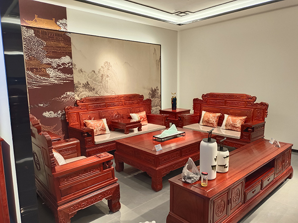 瑞宗紅木主打古典、新古典風(fēng)格,創(chuàng)新性研發(fā)出眾多暢銷產(chǎn)品 瑞宗紅木主打古典、新古典風(fēng)格,創(chuàng)新性研發(fā)出眾多暢銷產(chǎn)品