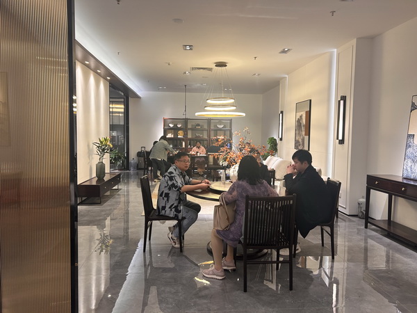 遇道家居展館迎來絡(luò)繹不絕的客商與觀眾，好評如潮