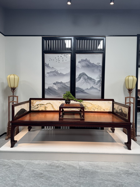 榮獲銀獎的《宋氏羅漢床》,線條流暢自然,造型古樸大方 榮獲銀獎的《宋氏羅漢床》,線條流暢自然,造型古樸大方