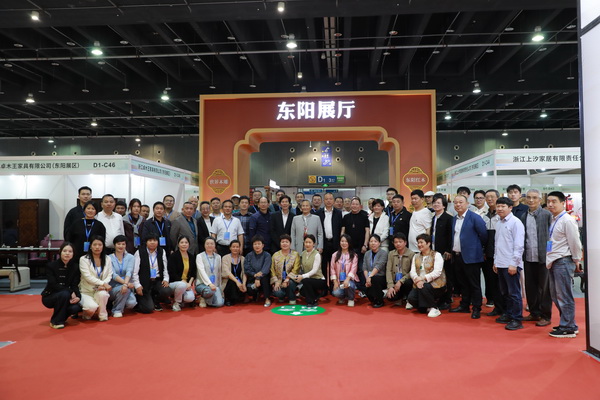 參展東陽紅木企業(yè)負(fù)責(zé)人在東陽展廳面前合照 參展東陽紅木企業(yè)負(fù)責(zé)人在東陽展廳面前合照