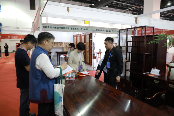 東邦紅木展區(qū),正在評選獲獎家具 東邦紅木展區(qū),正在評選獲獎家具