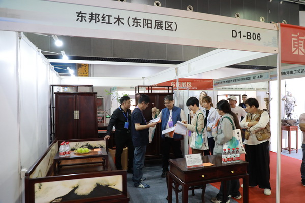 東邦紅木展區(qū),正在評選獲獎家具 東邦紅木展區(qū),正在評選獲獎家具