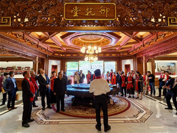 一眾領導嘉賓參觀御乾堂紅木家居藝術館 一眾領導嘉賓參觀御乾堂紅木家居藝術館