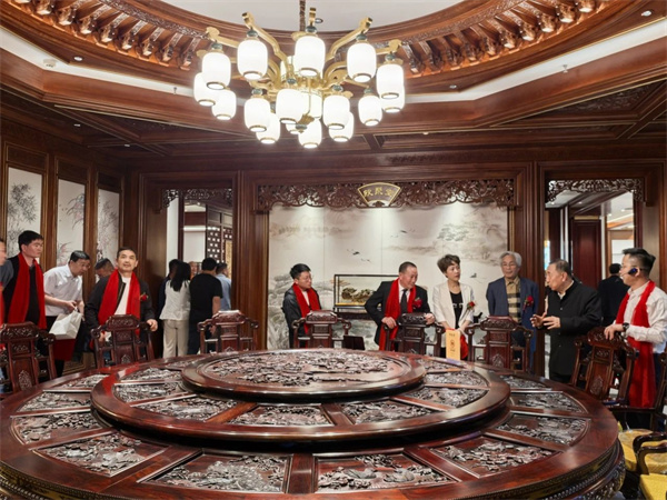 一眾領導嘉賓參觀御乾堂紅木家居藝術館 一眾領導嘉賓參觀御乾堂紅木家居藝術館