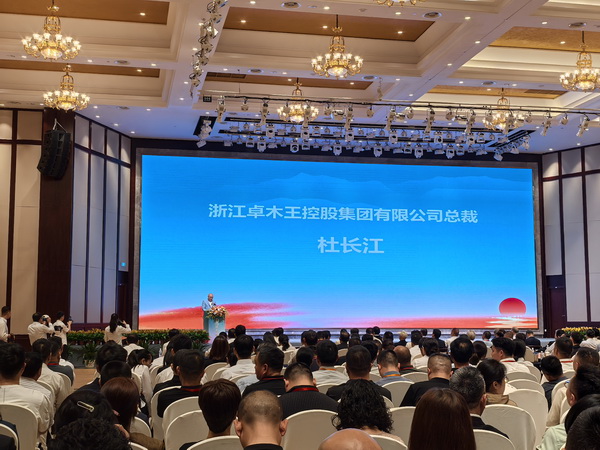 卓木王紅木總裁杜長江代表商戶發(fā)言 卓木王紅木總裁杜長江代表商戶發(fā)言