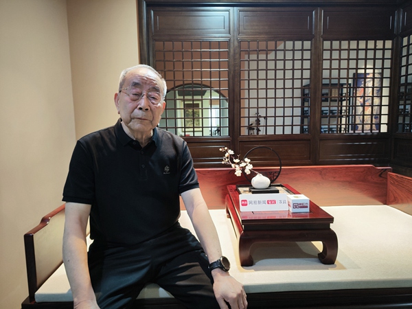 全聯(lián)藝術(shù)紅木家具專業(yè)委員會(huì)專家顧問、中國(guó)紅木家具技術(shù)專家曹新民接受網(wǎng)易新聞家具家居的采訪