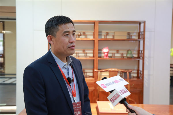 山東省家具協(xié)會會長韓慶生在巧奪天工紅木文化博物館接受網(wǎng)易新聞家具家居的采訪 山東省家具協(xié)會會長韓慶生在巧奪天工紅木文化博物館接受網(wǎng)易新聞家具家居的采訪