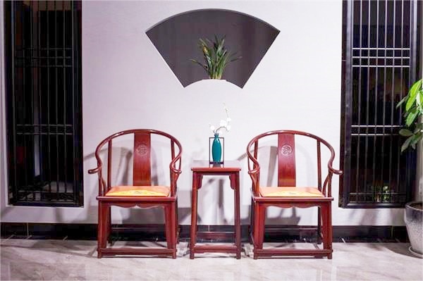 絨毛黃檀廠家鼎順紅木：挑一把中式椅，一起閱讀吧！