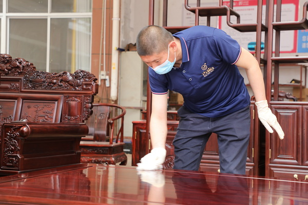 古森紅木董事長吳飛陽親自檢驗紅木家具