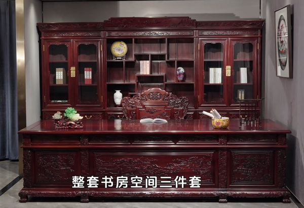 豪華滿雕山水書房空間，繁復雕刻琳瑯滿目