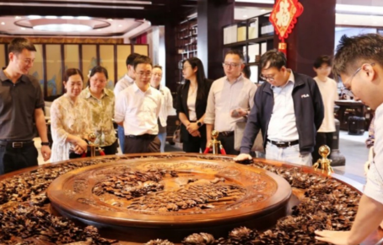 東陽木雕省地協(xié)同項目領(lǐng)導(dǎo)專家蒞臨明堂家居考察調(diào)研