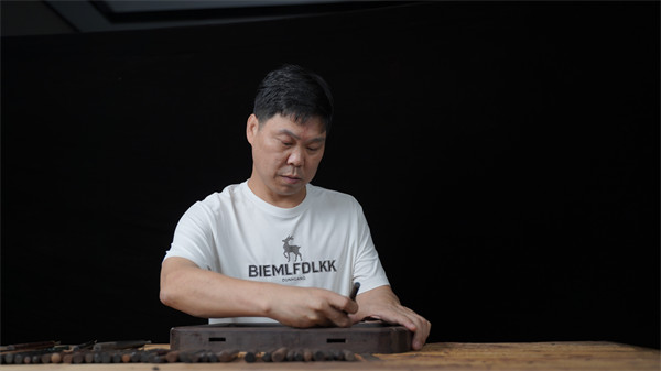 金華市工藝美術(shù)大師,葛洪亮紅木董事長葛洪亮 金華市工藝美術(shù)大師,葛洪亮紅木董事長葛洪亮