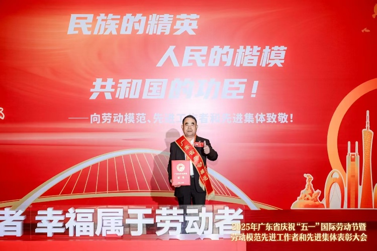 木雕鑄魂 整裝領(lǐng)航 | 探秘鴻庭軒紅木陳戴青的“廣東省勞動(dòng)模范”之路