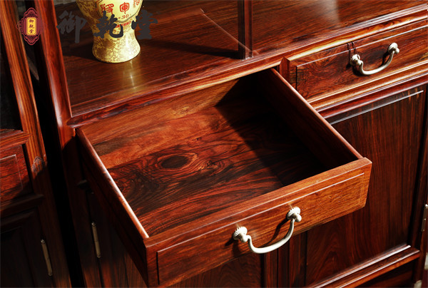 大紅酸枝品牌哪家做得好？御乾堂紅木實(shí)力樹行業(yè)標(biāo)桿