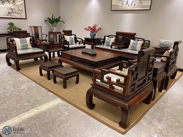 木紋里的東方敘事：恒達(dá)木業(yè)丘山居大紅酸枝卷書沙發(fā)賞析