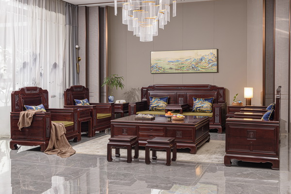 古森紅木的《憶江南沙發(fā)》追求對稱美學，盡顯東方神韻