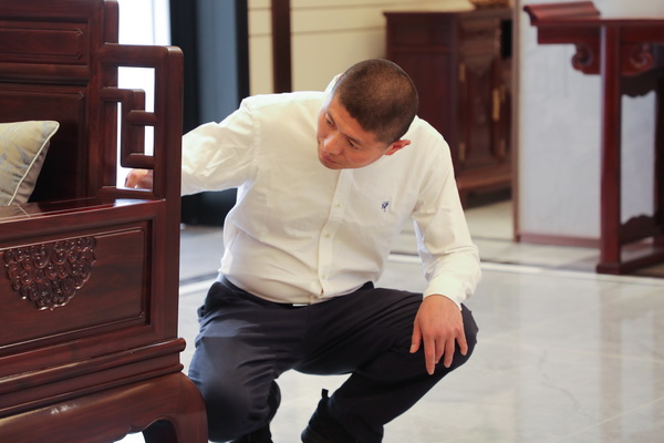 三十多年里,古森紅木董事長吳飛陽始終堅守在生產(chǎn)一線 三十多年里,古森紅木董事長吳飛陽始終堅守在生產(chǎn)一線