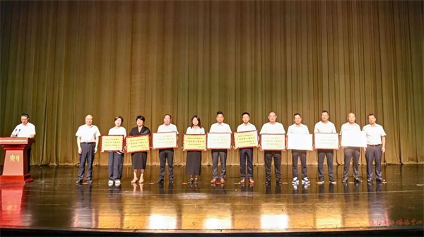 榮耀加冕！御乾堂紅木強(qiáng)勢躋身東陽市木雕家居產(chǎn)業(yè)“產(chǎn)值規(guī)模十強(qiáng)企業(yè)”！