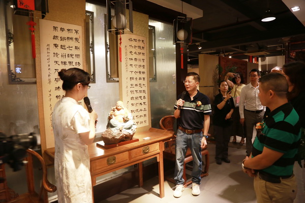 李義鵬大師為現(xiàn)場(chǎng)嘉賓講述石灣陶藝與紅木家具的融合之美 李義鵬大師為現(xiàn)場(chǎng)嘉賓講述石灣陶藝與紅木家具的融合之美