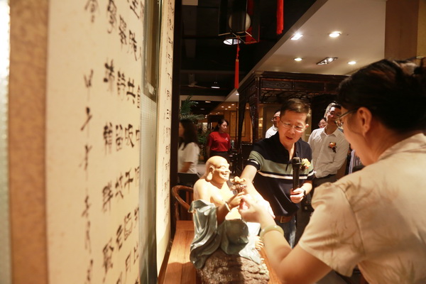 李義鵬大師為現(xiàn)場(chǎng)嘉賓講述石灣陶藝與紅木家具的融合之美 李義鵬大師為現(xiàn)場(chǎng)嘉賓講述石灣陶藝與紅木家具的融合之美