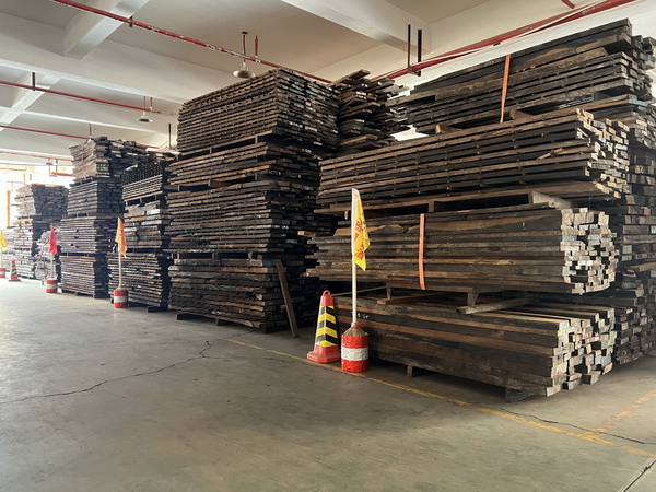 作為行業(yè)微凹黃檀家具領軍品牌，萬事紅紅木原材料儲藏豐富