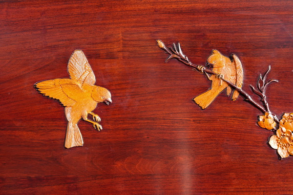 《棲云沙發(fā)》整套雕飾皆由匠人手工精修完成,在光線下極富立體層次 《棲云沙發(fā)》整套雕飾皆由匠人手工精修完成,在光線下極富立體層次