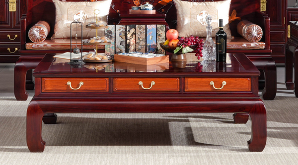 《棲云沙發(fā)》在茶幾、花架、角幾抽屜等部位嵌入奧氏黃檀,在材質(zhì)碰撞中彰顯審美層次 《棲云沙發(fā)》在茶幾、花架、角幾抽屜等部位嵌入奧氏黃檀,在材質(zhì)碰撞中彰顯審美層次