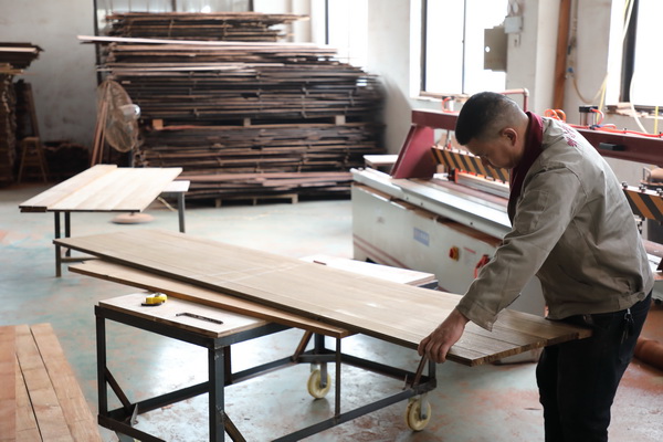 明清閣嚴(yán)選良木，精準(zhǔn)拼版