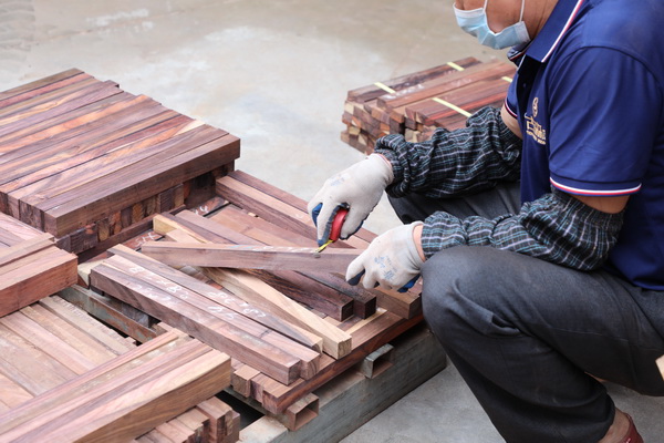 古森紅木工匠們對產(chǎn)品的精益求精的態(tài)度，展現(xiàn)了高度的專業(yè)定力與工藝追求