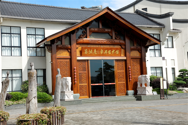 以匠心雕琢傳世精品，葛洪亮紅木鑄就小葉紫檀家具收藏傳奇