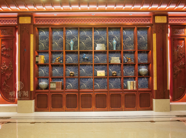 “明清閣中式美學(xué)館”中的“從桂山房”茶室亮格柜以海水紋為背景，營造高雅品茶情境