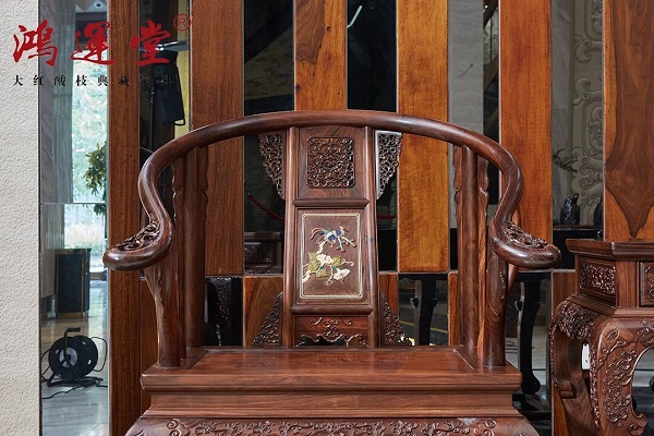 鴻運(yùn)堂：推薦一款經(jīng)典大紅酸枝百寶嵌皇宮椅，器型品質(zhì)和工藝都不錯(cuò)