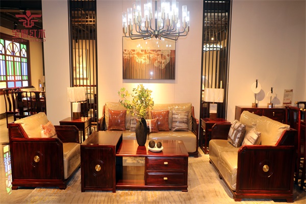 黑酸枝新中式家具哪家好？家寶紅木《觀山沙發(fā)》以匠心工藝詮釋空間美學(xué)