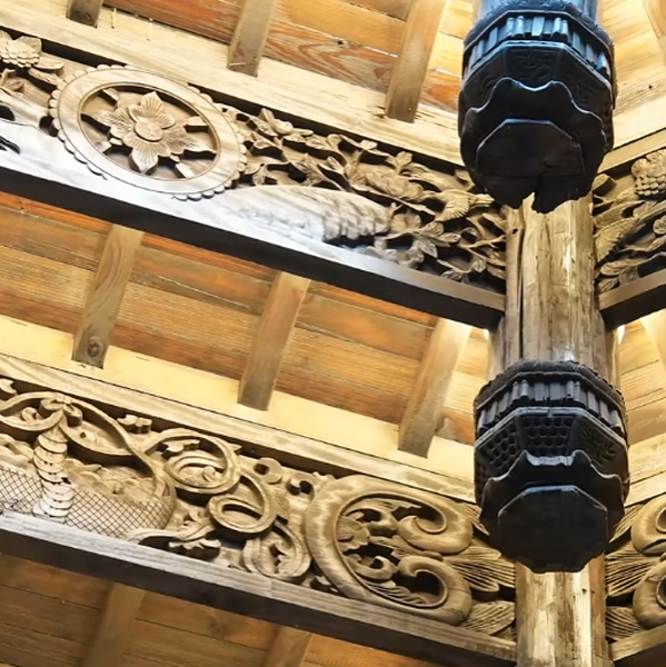 明清閣“橫店民宿”項目的天井上雕刻著卷草紋與聚寶盆圖案，寓意著生生不息藏納財運