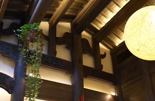 明清閣“橫店民宿”項目的墻體上方牛角形穿枋靈動別致，轉(zhuǎn)化為服務(wù)現(xiàn)代社交的空間點綴