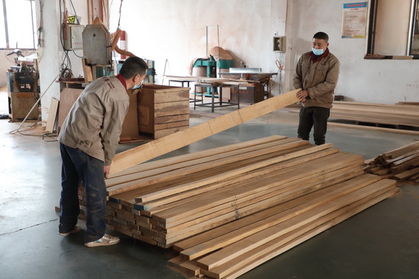 明清閣精選緬甸柚木為原料，高密度、高油性的特性抵御潮濕膨脹，為結(jié)構(gòu)穩(wěn)定打下基礎(chǔ)